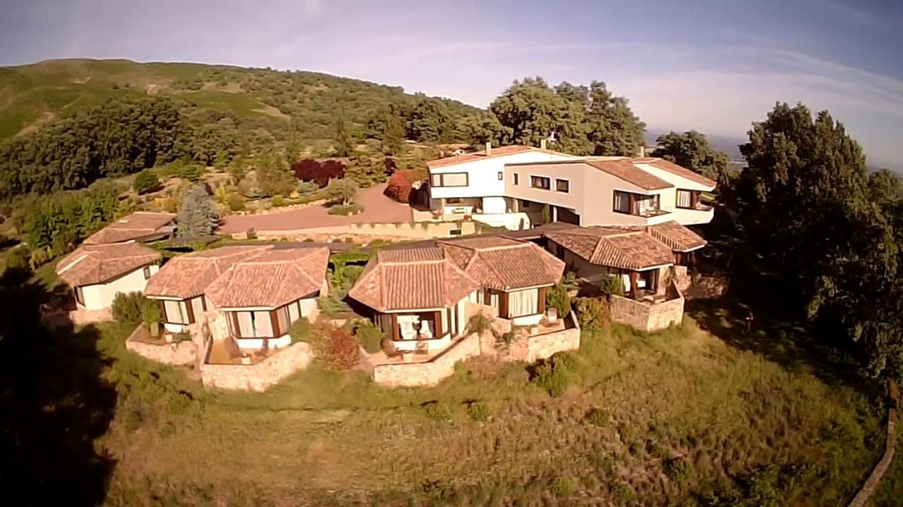 Hotel Nabia Candeleda Exterior photo